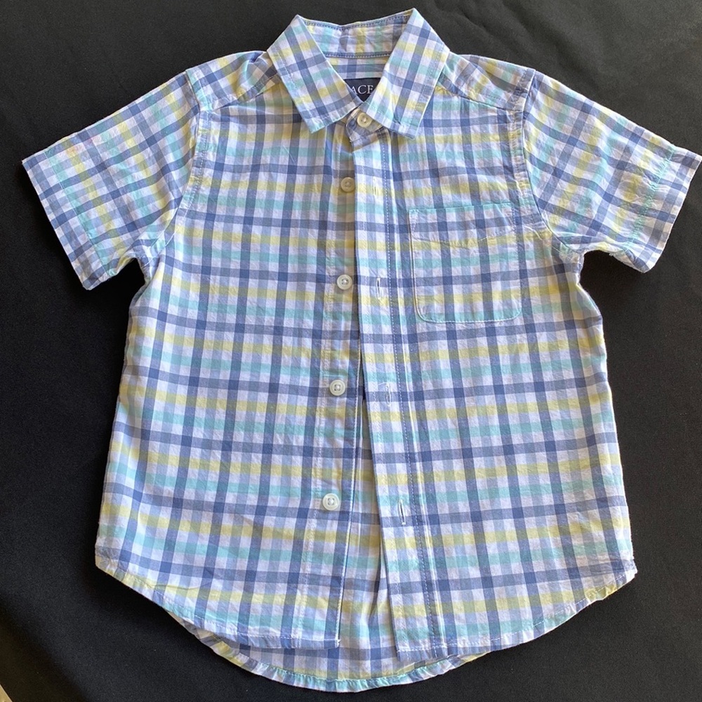 Boys button down short sleeve shirt. Size 4